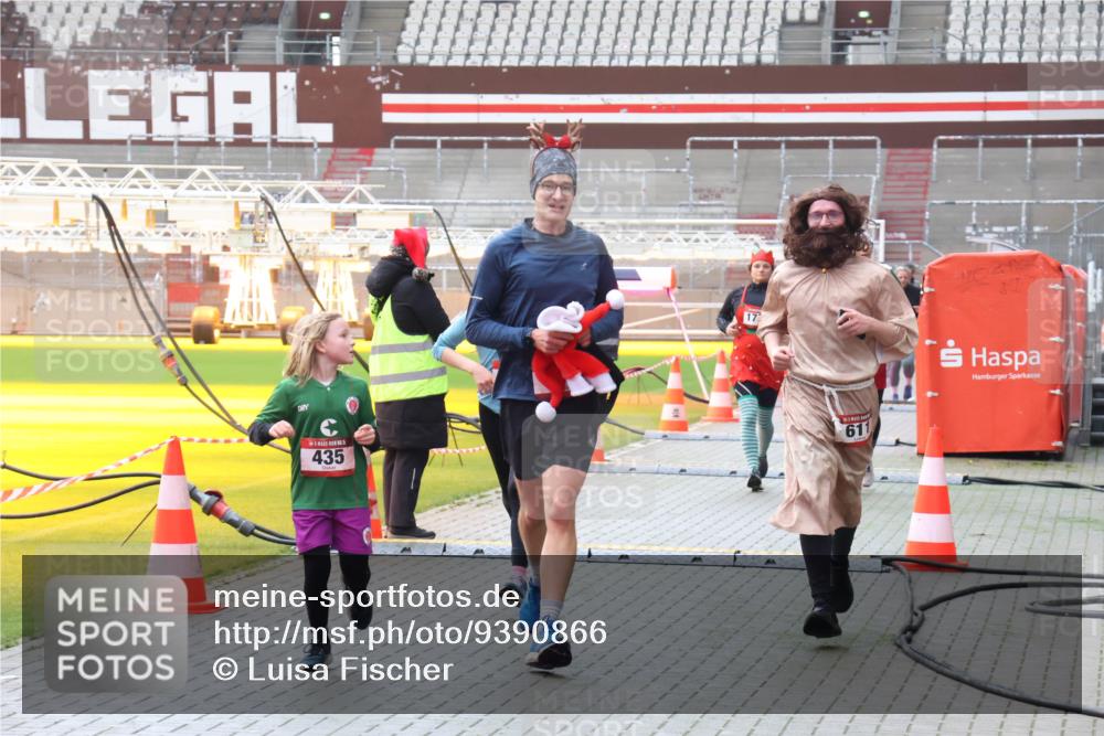 07.12.2025 - St. Pauli X-Mass-Run No. 15 Luisa Fischer http://msf.ph/oto/9390866 07.12.2025 11:00:49 Ziel 435, 17, 611, 225, 410, 433, 435, 439, 440, 529, 611, 985, 988, 1482, 1558, 1702, 1721, 3586, 3952, 4478, 4793 meine-sportfotos.de