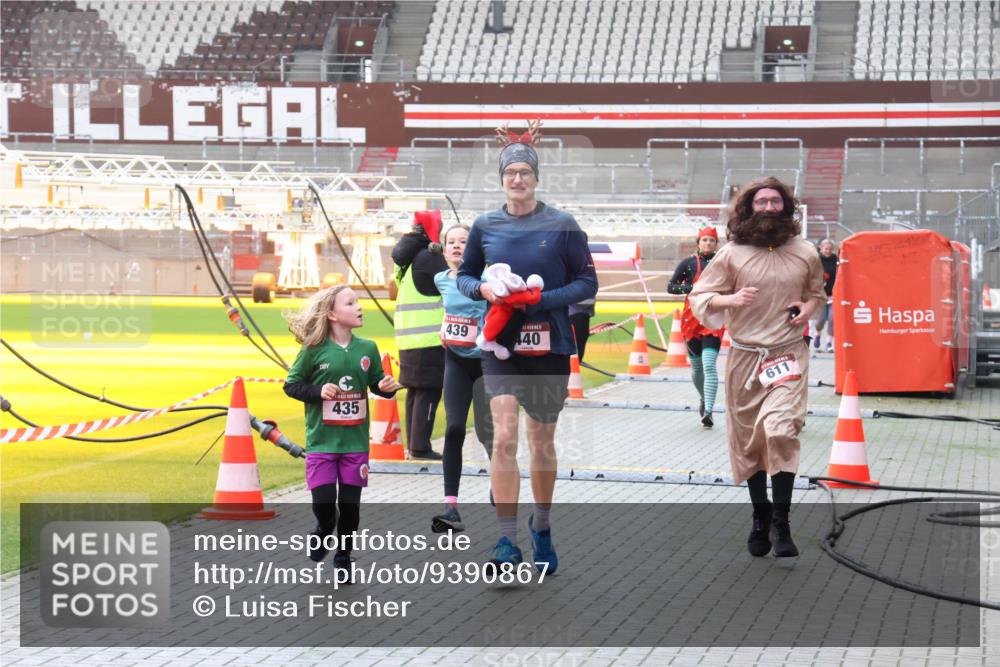 07.12.2025 - St. Pauli X-Mass-Run No. 15 Luisa Fischer http://msf.ph/oto/9390867 07.12.2025 11:00:49 Ziel 435, 439, 440, 611, 225, 410, 433, 435, 439, 440, 529, 611, 985, 988, 1482, 1558, 1702, 1721, 3586, 3952, 4478, 4793 meine-sportfotos.de