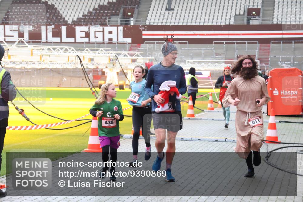 07.12.2025 - St. Pauli X-Mass-Run No. 15 Luisa Fischer http://msf.ph/oto/9390869 07.12.2025 11:00:50 Ziel 435, 439, 10, 611, 225, 410, 433, 435, 439, 440, 529, 611, 985, 988, 1482, 1558, 1702, 1721, 3586, 3952, 4478, 4793 meine-sportfotos.de