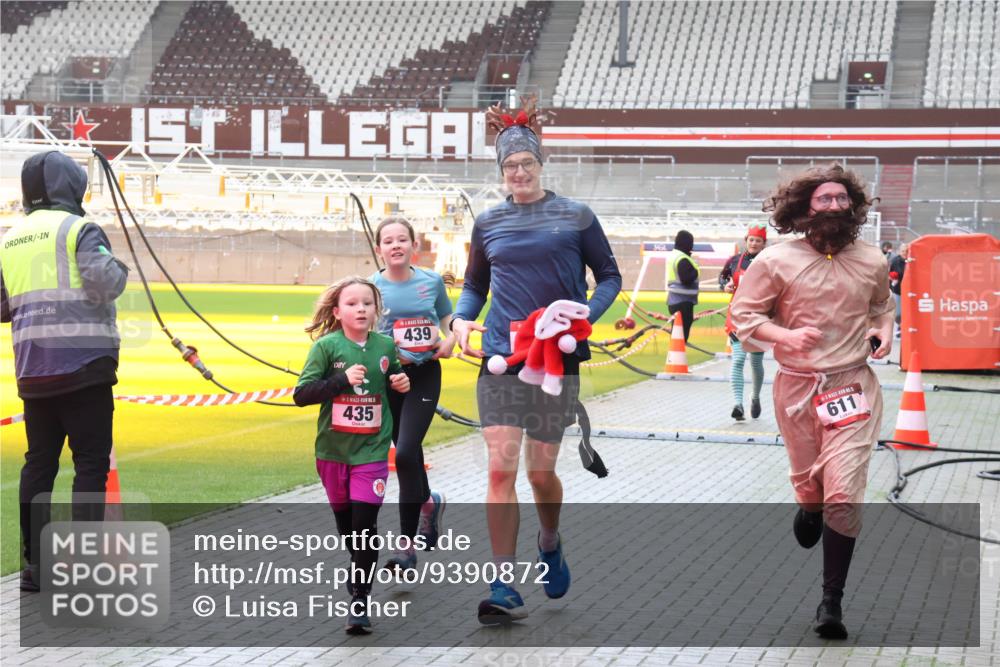 07.12.2025 - St. Pauli X-Mass-Run No. 15 Luisa Fischer http://msf.ph/oto/9390872 07.12.2025 11:00:51 Ziel 439, 435, 611, 225, 410, 433, 435, 439, 440, 529, 611, 985, 988, 1482, 1558, 1702, 1721, 3586, 3952, 4478, 4793 meine-sportfotos.de