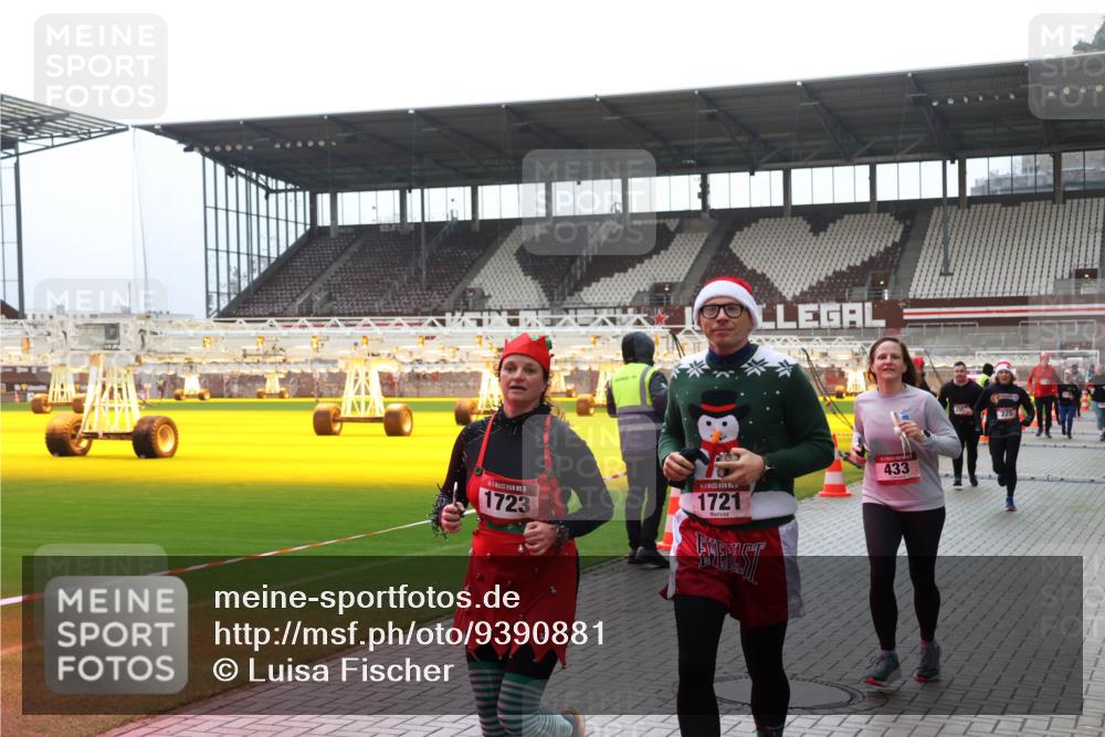 07.12.2025 - St. Pauli X-Mass-Run No. 15 Luisa Fischer http://msf.ph/oto/9390881 07.12.2025 11:00:59 Ziel 15, 1723, 1721, 433, 225, 135, 225, 410, 433, 435, 439, 440, 492, 529, 611, 985, 988, 1660, 1702, 1721, 3349, 3353, 3586, 3952, 4478, 4793 meine-sportfotos.de