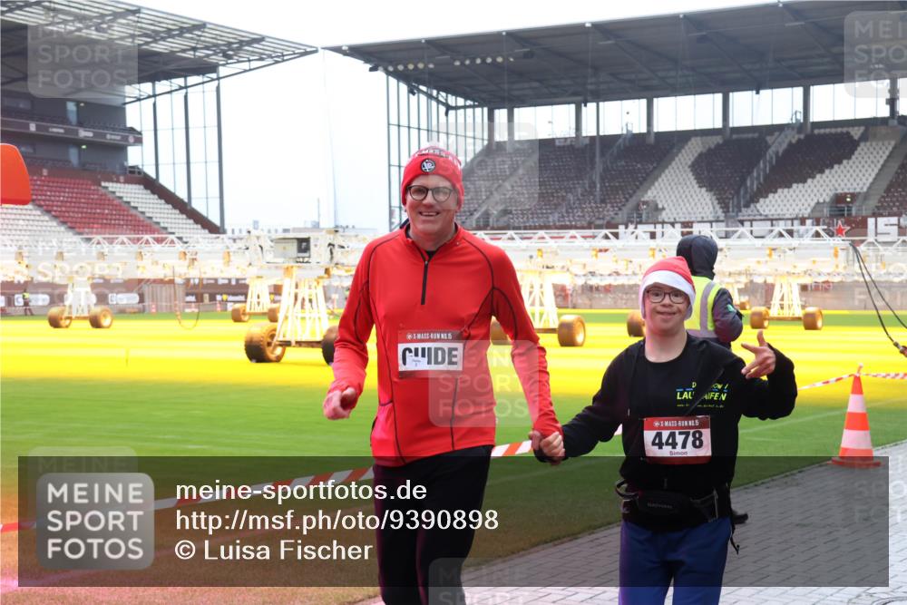 07.12.2025 - St. Pauli X-Mass-Run No. 15 Luisa Fischer http://msf.ph/oto/9390898 07.12.2025 11:01:18 Ziel 15, 15, 4478, 68, 89, 135, 410, 433, 435, 439, 440, 492, 611, 1065, 1068, 1660, 1705, 1721, 3349, 3353, 3952, 4478 meine-sportfotos.de