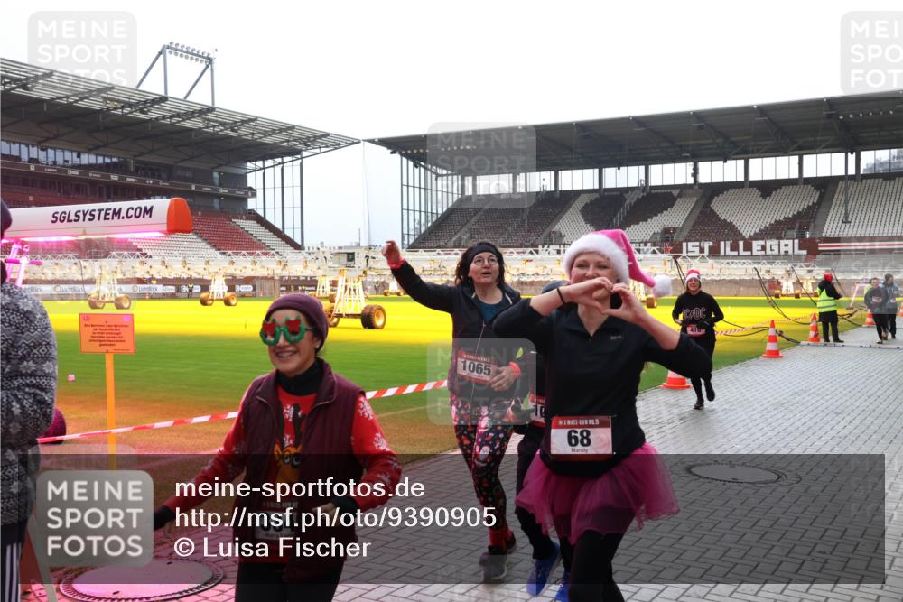 07.12.2025 - St. Pauli X-Mass-Run No. 15 Luisa Fischer http://msf.ph/oto/9390905 07.12.2025 11:01:23 Ziel 334, 1065, 15, 68, 410, 68, 89, 135, 410, 433, 439, 492, 557, 1065, 1068, 1660, 1705, 1721, 3349, 3353, 4478 meine-sportfotos.de