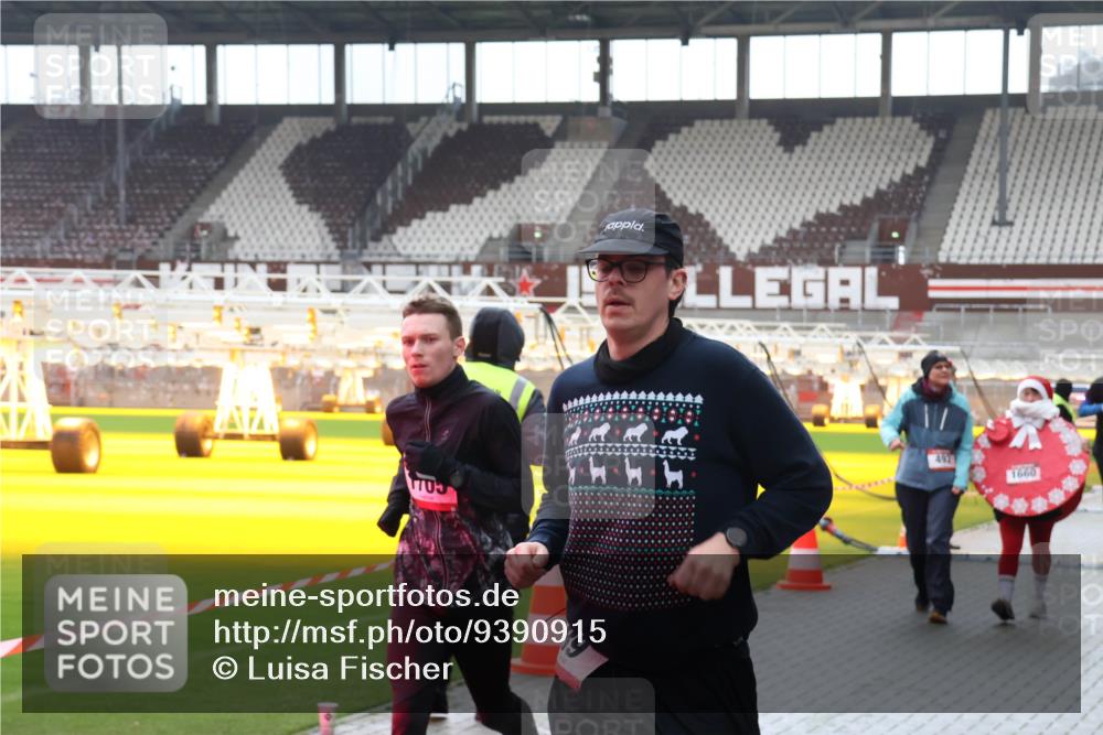 07.12.2025 - St. Pauli X-Mass-Run No. 15 Luisa Fischer http://msf.ph/oto/9390915 07.12.2025 11:01:28 Ziel 1703, 1660, 68, 89, 132, 135, 139, 410, 433, 439, 492, 557, 1065, 1068, 1660, 1705, 3349, 3353 meine-sportfotos.de
