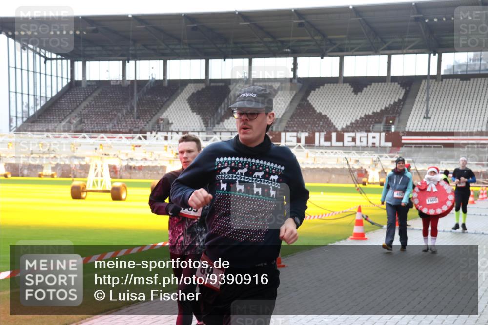 07.12.2025 - St. Pauli X-Mass-Run No. 15 Luisa Fischer http://msf.ph/oto/9390916 07.12.2025 11:01:29 Ziel 89, 1660, 68, 89, 132, 135, 139, 410, 433, 439, 492, 557, 1065, 1068, 1660, 1705, 3349, 3353 meine-sportfotos.de