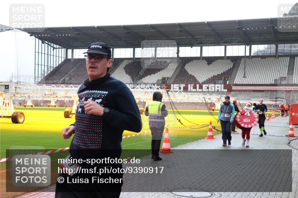 07.12.2025 - St. Pauli X-Mass-Run No. 15 Luisa Fischer http://msf.ph/oto/9390917 07.12.2025 11:01:29 Ziel 89, 492, 1660, 68, 89, 132, 135, 139, 410, 433, 439, 492, 557, 1065, 1068, 1660, 1705, 3349, 3353 meine-sportfotos.de