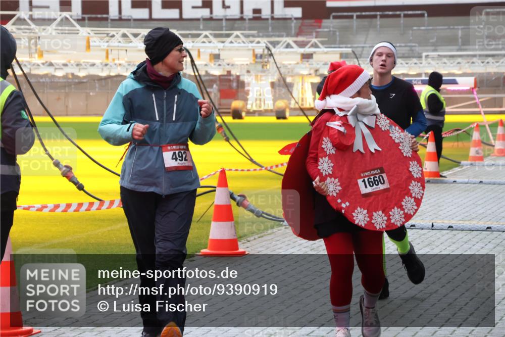 07.12.2025 - St. Pauli X-Mass-Run No. 15 Luisa Fischer http://msf.ph/oto/9390919 07.12.2025 11:01:31 Ziel 492, 15, 1660, 68, 89, 132, 135, 139, 410, 433, 439, 492, 557, 1065, 1068, 1300, 1660, 1705, 2252, 3349, 3353 meine-sportfotos.de