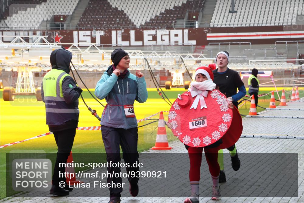 07.12.2025 - St. Pauli X-Mass-Run No. 15 Luisa Fischer http://msf.ph/oto/9390921 07.12.2025 11:01:32 Ziel 492, 15, 1660, 68, 89, 132, 135, 139, 433, 492, 557, 770, 771, 1065, 1068, 1300, 1660, 1705, 2252, 3349, 3353 meine-sportfotos.de