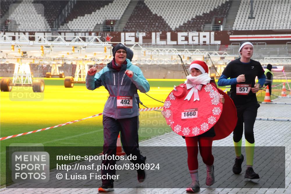 07.12.2025 - St. Pauli X-Mass-Run No. 15 Luisa Fischer http://msf.ph/oto/9390924 07.12.2025 11:01:33 Ziel 5, 492, 5, 1660, 5, 557, 68, 89, 132, 135, 139, 492, 557, 766, 770, 771, 1065, 1068, 1300, 1660, 1705, 2251, 2252, 3349, 3353 meine-sportfotos.de