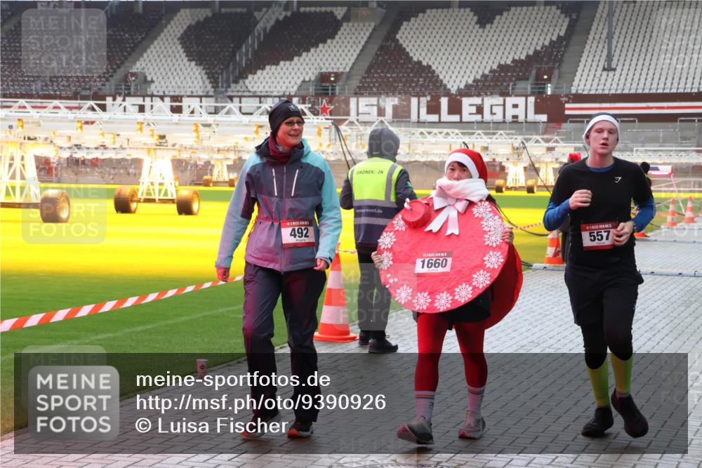 07.12.2025 - St. Pauli X-Mass-Run No. 15 Luisa Fischer http://msf.ph/oto/9390926 07.12.2025 11:01:34 Ziel 492, 1660, 557, 68, 89, 132, 135, 139, 492, 557, 766, 770, 771, 1065, 1068, 1300, 1367, 1615, 1660, 1705, 2251, 2252, 3349, 3353 meine-sportfotos.de