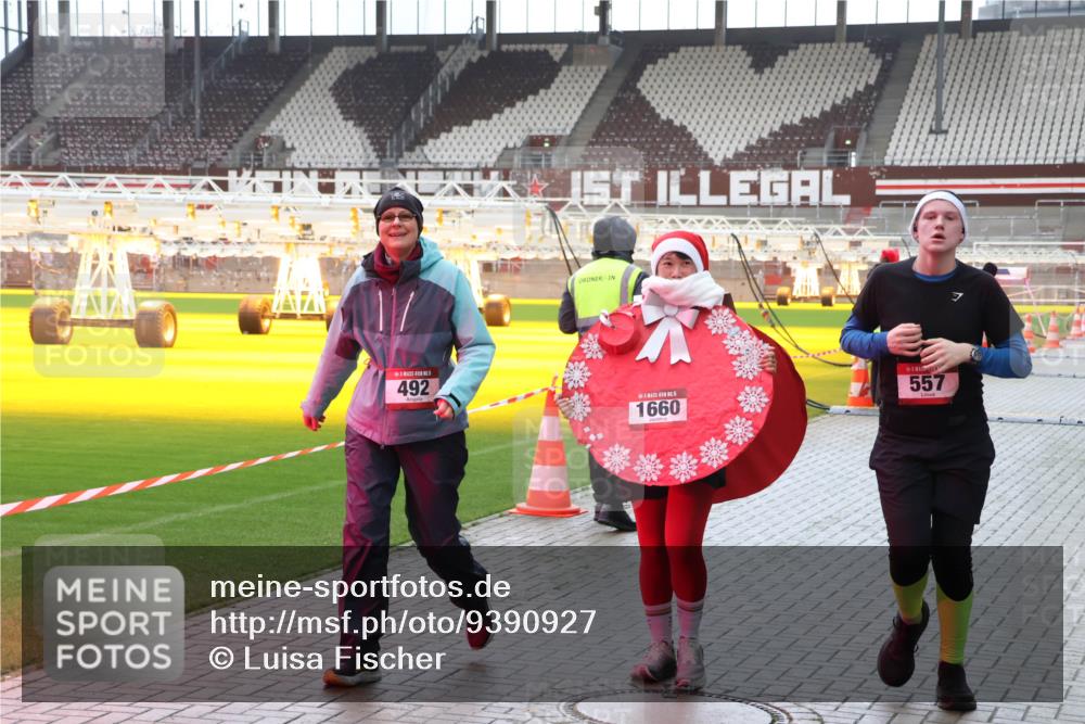 07.12.2025 - St. Pauli X-Mass-Run No. 15 Luisa Fischer http://msf.ph/oto/9390927 07.12.2025 11:01:34 Ziel 492, 1660, 557, 68, 89, 132, 135, 139, 492, 557, 766, 770, 771, 1065, 1068, 1300, 1367, 1615, 1660, 1705, 2251, 2252, 3349, 3353 meine-sportfotos.de