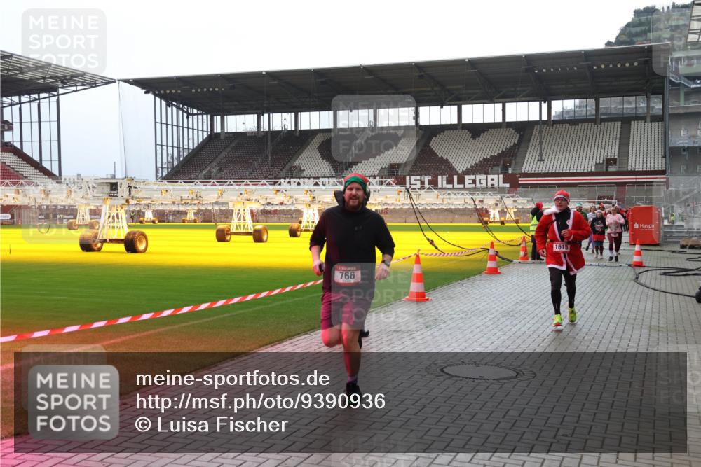 07.12.2025 - St. Pauli X-Mass-Run No. 15 Luisa Fischer http://msf.ph/oto/9390936 07.12.2025 11:01:49 Ziel 766, 1615, 89, 132, 139, 336, 376, 557, 766, 770, 771, 1045, 1048, 1065, 1068, 1300, 1367, 1615, 1705, 2251, 2252 meine-sportfotos.de