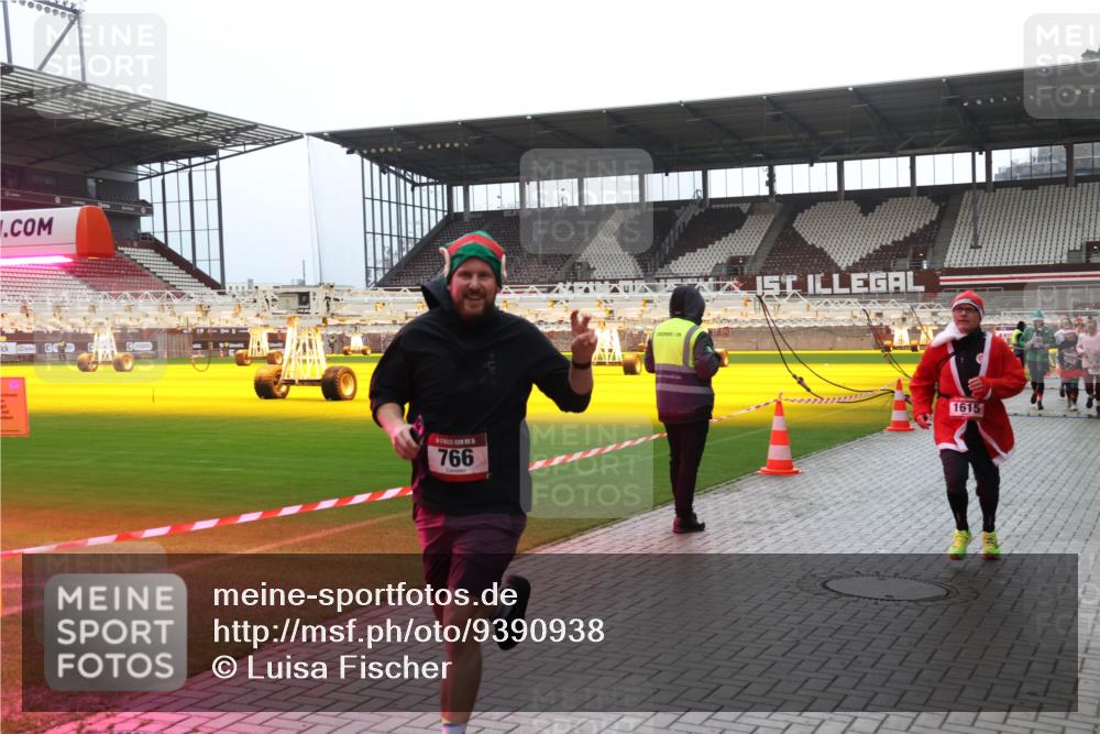 07.12.2025 - St. Pauli X-Mass-Run No. 15 Luisa Fischer http://msf.ph/oto/9390938 07.12.2025 11:01:50 Ziel 766, 1615, 89, 132, 139, 336, 376, 557, 766, 770, 771, 1045, 1048, 1300, 1367, 1615, 1705, 2251, 2252 meine-sportfotos.de