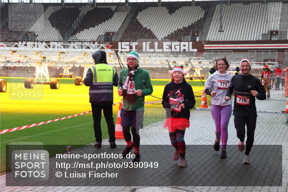 07.12.2025 - St. Pauli X-Mass-Run No. 15 Luisa Fischer http://msf.ph/oto/9390949 07.12.2025 11:01:57 Ziel 2252, 252, 771, 770, 89, 132, 139, 336, 376, 557, 766, 770, 771, 1045, 1048, 1067, 1300, 1367, 1615, 1637, 1640, 1705, 2251, 2252 meine-sportfotos.de
