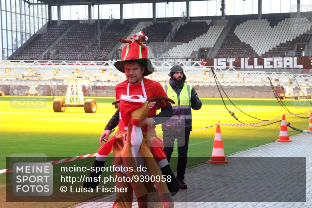 07.12.2025 - St. Pauli X-Mass-Run No. 15 Luisa Fischer http://msf.ph/oto/9390958 07.12.2025 11:02:09 Ziel 6709, 132, 139, 336, 376, 766, 770, 771, 837, 838, 842, 851, 1045, 1048, 1067, 1300, 1367, 1615, 1637, 1640, 2251, 2252, 2576 meine-sportfotos.de