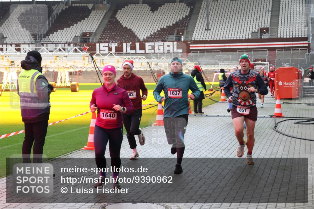 07.12.2025 - St. Pauli X-Mass-Run No. 15 Luisa Fischer http://msf.ph/oto/9390962 07.12.2025 11:02:14 Ziel 1640, 00, 42, 1637, 851, 95, 336, 376, 766, 770, 771, 837, 838, 842, 851, 1045, 1048, 1067, 1143, 1300, 1367, 1416, 1615, 1637, 1640, 2251, 2252, 2576 meine-sportfotos.de