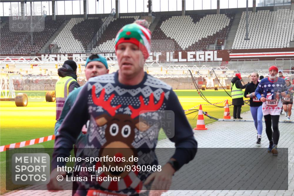 07.12.2025 - St. Pauli X-Mass-Run No. 15 Luisa Fischer http://msf.ph/oto/9390968 07.12.2025 11:02:16 Ziel 00, 1067, 838, 95, 336, 376, 766, 770, 771, 837, 838, 842, 847, 851, 1045, 1048, 1067, 1143, 1300, 1367, 1416, 1615, 1637, 1640, 2251, 2252, 2576 meine-sportfotos.de
