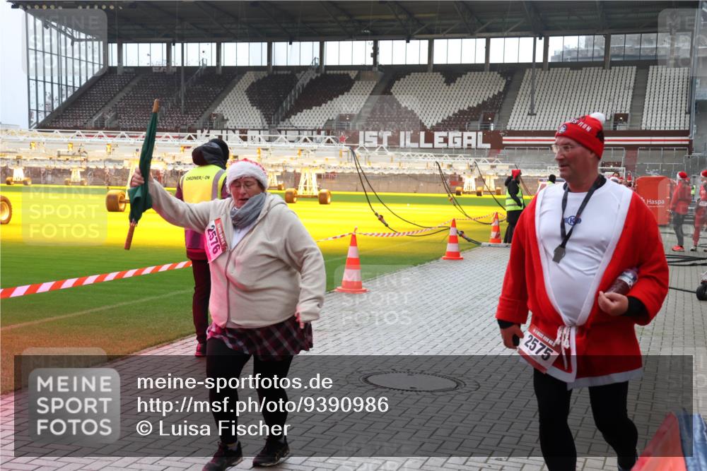 07.12.2025 - St. Pauli X-Mass-Run No. 15 Luisa Fischer http://msf.ph/oto/9390986 07.12.2025 11:02:42 Ziel 2575, 20, 25, 95, 193, 314, 317, 542, 547, 747, 749, 751, 837, 838, 842, 847, 851, 1143, 1416, 1611, 1637, 1640, 2329, 2519, 2520, 2576 meine-sportfotos.de