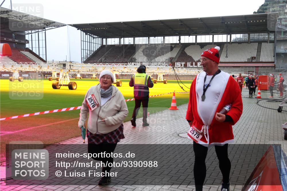 07.12.2025 - St. Pauli X-Mass-Run No. 15 Luisa Fischer http://msf.ph/oto/9390988 07.12.2025 11:02:43 Ziel 2576, 2575, 20, 25, 95, 193, 314, 317, 542, 547, 746, 747, 749, 751, 837, 838, 842, 847, 851, 1143, 1416, 1611, 2329, 2519, 2520, 2576 meine-sportfotos.de