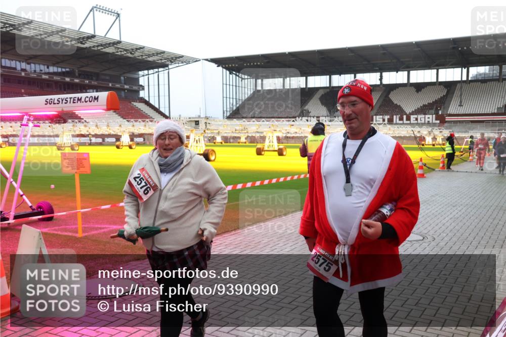 07.12.2025 - St. Pauli X-Mass-Run No. 15 Luisa Fischer http://msf.ph/oto/9390990 07.12.2025 11:02:44 Ziel 2576, 5, 2575, 20, 25, 95, 193, 314, 317, 542, 547, 746, 747, 749, 751, 837, 838, 842, 847, 851, 1143, 1416, 1611, 2329, 2519, 2520, 2576 meine-sportfotos.de