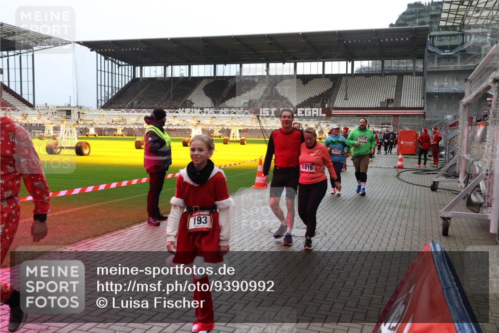 07.12.2025 - St. Pauli X-Mass-Run No. 15 Luisa Fischer http://msf.ph/oto/9390992 07.12.2025 11:02:59 Ziel 193, 1416, 314, 2329, 20, 25, 95, 151, 160, 193, 314, 317, 542, 547, 574, 746, 747, 749, 751, 847, 997, 1063, 1143, 1416, 1611, 2329, 2519, 2520 meine-sportfotos.de