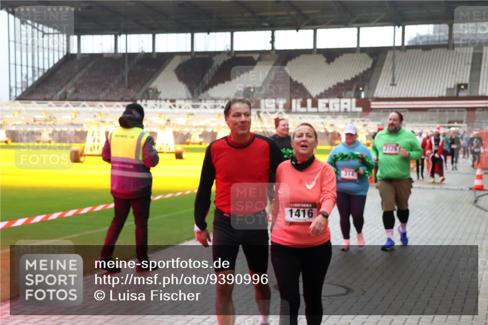 07.12.2025 - St. Pauli X-Mass-Run No. 15 Luisa Fischer http://msf.ph/oto/9390996 07.12.2025 11:03:01 Ziel 1416, 20, 25, 151, 160, 193, 314, 317, 502, 542, 547, 574, 746, 747, 749, 751, 847, 880, 953, 997, 1063, 1102, 1143, 1611, 2329, 2519, 2520 meine-sportfotos.de