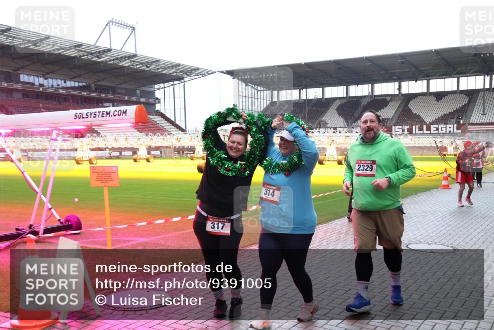 07.12.2025 - St. Pauli X-Mass-Run No. 15 Luisa Fischer http://msf.ph/oto/9391005 07.12.2025 11:03:05 Ziel 3, 317, 314, 2329, 20, 25, 151, 160, 193, 314, 317, 502, 542, 547, 574, 599, 602, 612, 746, 747, 749, 751, 875, 880, 953, 997, 1063, 1102, 1611, 2329, 2519, 2520, 4809 meine-sportfotos.de
