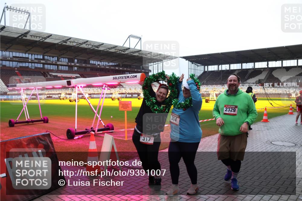 07.12.2025 - St. Pauli X-Mass-Run No. 15 Luisa Fischer http://msf.ph/oto/9391007 07.12.2025 11:03:06 Ziel 317, 314, 2329, 20, 25, 151, 160, 314, 317, 502, 542, 547, 574, 599, 602, 612, 746, 747, 749, 751, 875, 880, 953, 997, 1063, 1102, 1611, 2329, 2519, 2520, 4809 meine-sportfotos.de
