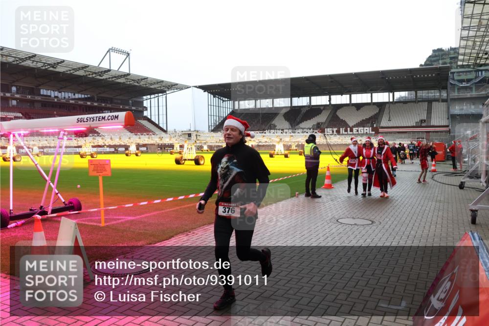 07.12.2025 - St. Pauli X-Mass-Run No. 15 Luisa Fischer http://msf.ph/oto/9391011 07.12.2025 11:03:13 Ziel 376, 2520, 20, 25, 151, 160, 502, 542, 547, 574, 599, 602, 612, 746, 747, 749, 751, 875, 880, 953, 997, 1063, 1102, 1644, 1668, 1670, 2520, 4809 meine-sportfotos.de