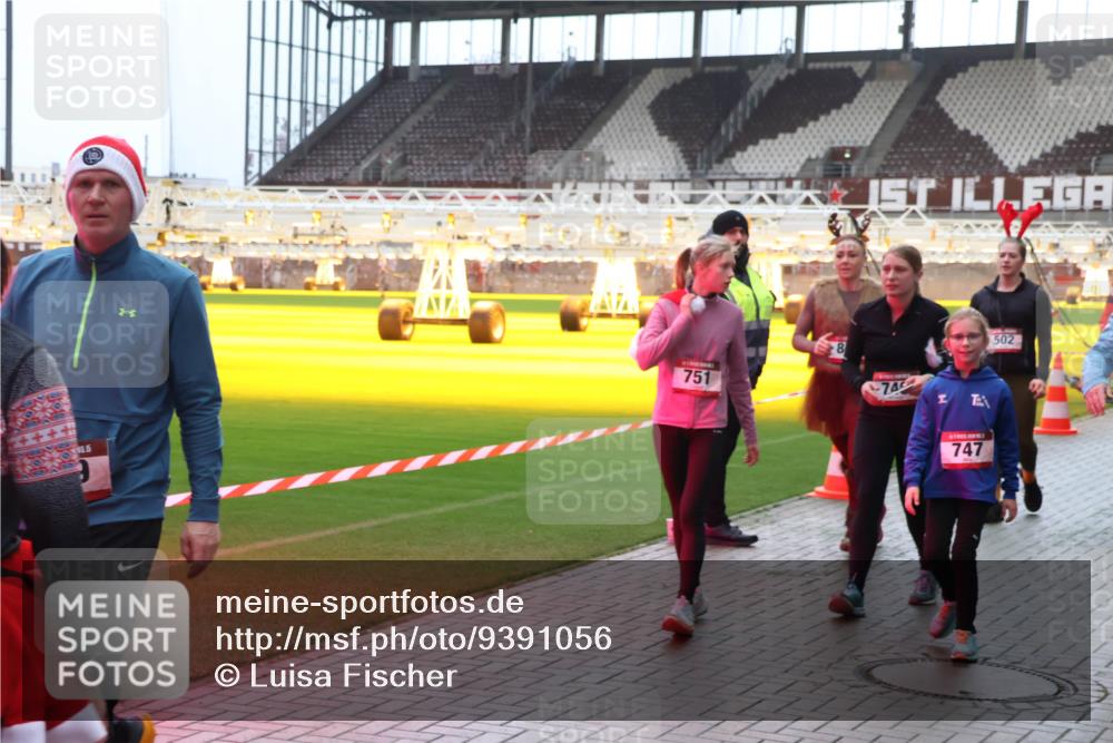 07.12.2025 - St. Pauli X-Mass-Run No. 15 Luisa Fischer http://msf.ph/oto/9391056 07.12.2025 11:03:39 Ziel 751, 74, 145, 747, 502, 61, 64, 102, 109, 151, 160, 186, 502, 574, 599, 602, 612, 748, 853, 875, 880, 953, 997, 1102, 1139, 1199, 1385, 1644, 1668, 1670, 1850, 4809 meine-sportfotos.de