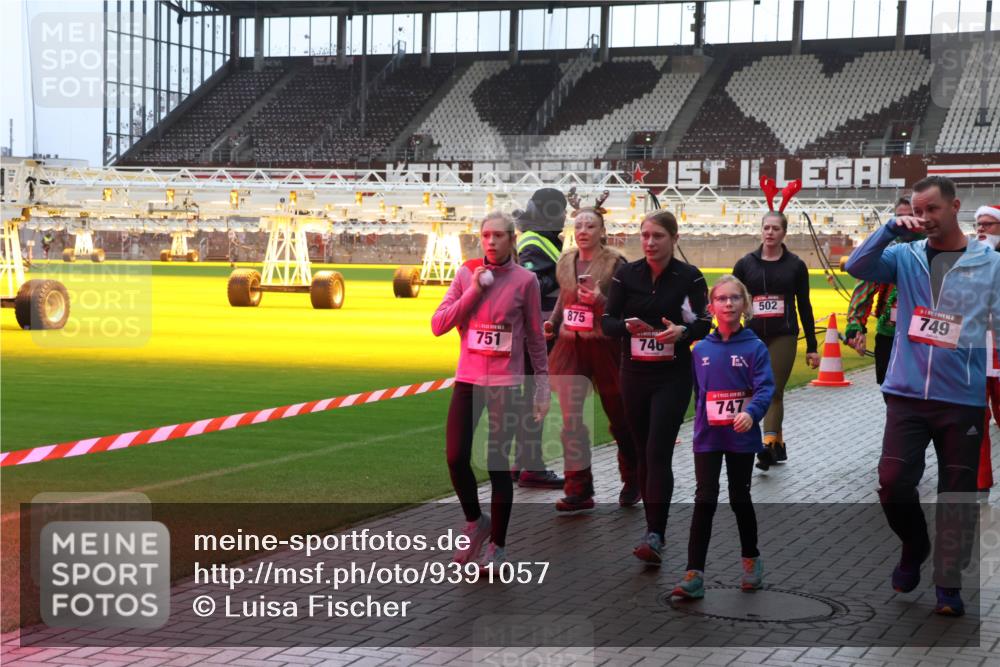 07.12.2025 - St. Pauli X-Mass-Run No. 15 Luisa Fischer http://msf.ph/oto/9391057 07.12.2025 11:03:39 Ziel 751, 875, 746, 747, 502, 749, 61, 64, 102, 109, 151, 160, 186, 502, 574, 599, 602, 612, 748, 853, 875, 880, 953, 997, 1102, 1139, 1199, 1385, 1644, 1668, 1670, 1850, 4809 meine-sportfotos.de
