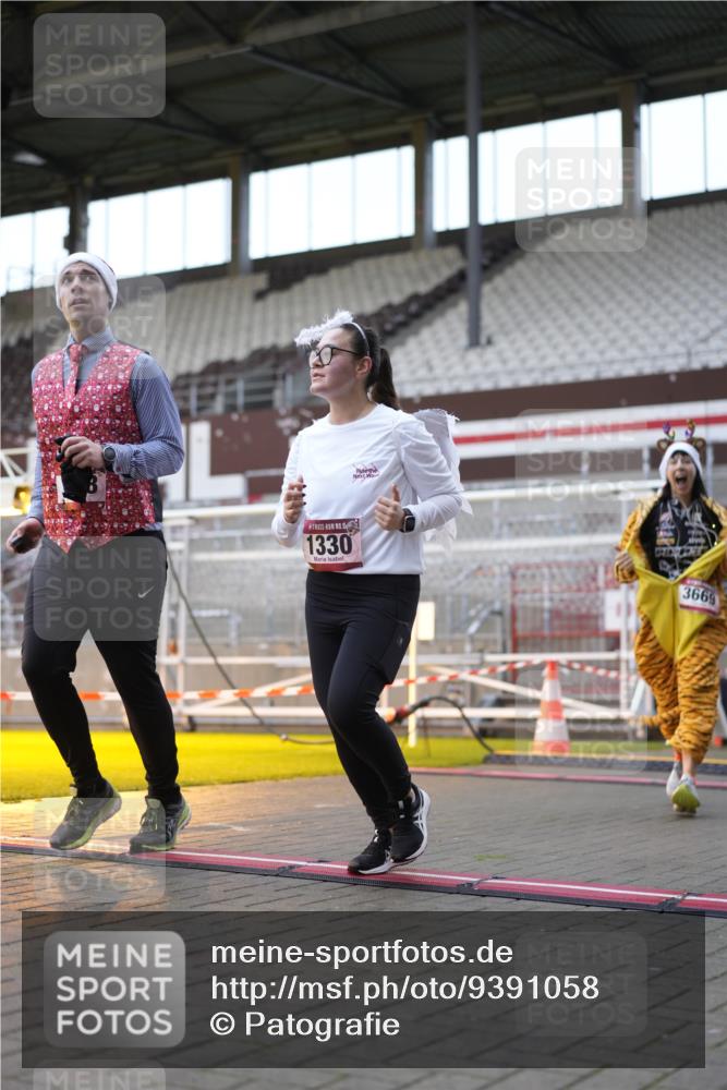 07.12.2025 - St. Pauli X-Mass-Run No. 15 Patografie http://msf.ph/oto/9391058 07.12.2025 10:28:51 Ziel 1095, 1308, 1330, 1566, 2046, 2051, 2397, 3669, 4073, 4265, 4291, 4414, 4446, 4449, 4450, 4543, 4544 meine-sportfotos.de