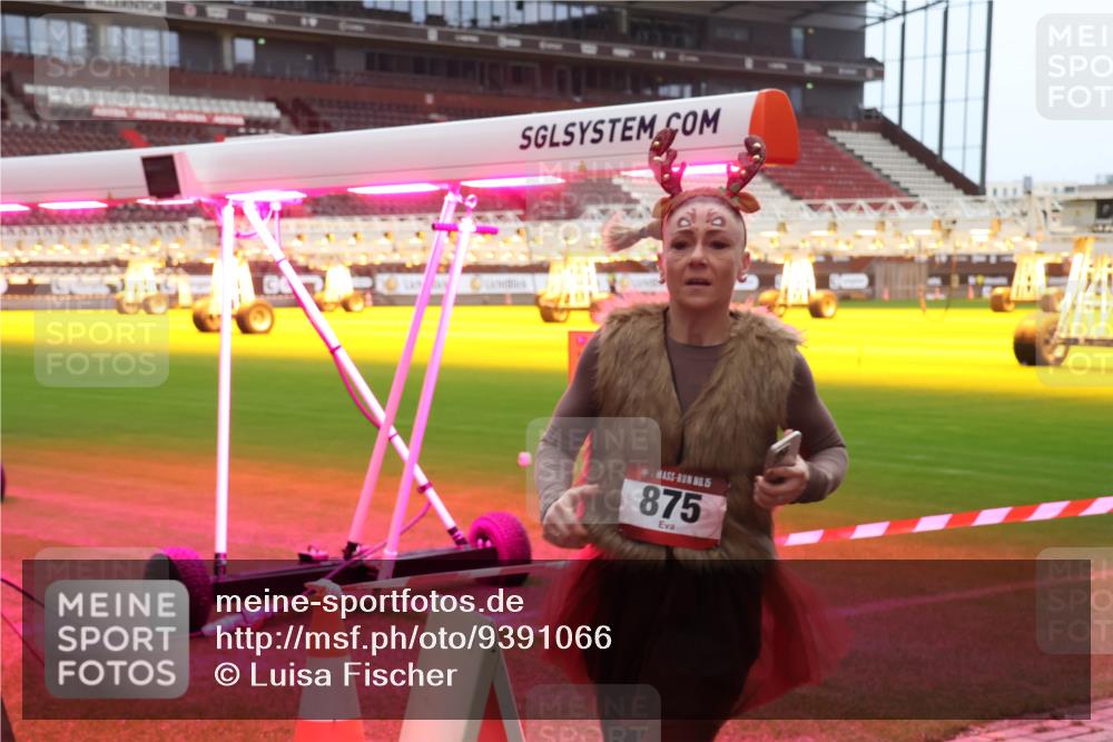 07.12.2025 - St. Pauli X-Mass-Run No. 15 Luisa Fischer http://msf.ph/oto/9391066 07.12.2025 11:03:42 Ziel 15, 875, 61, 64, 102, 109, 151, 160, 186, 502, 574, 599, 602, 612, 748, 853, 875, 880, 953, 997, 1102, 1139, 1199, 1385, 1644, 1668, 1670, 1850, 4809 meine-sportfotos.de