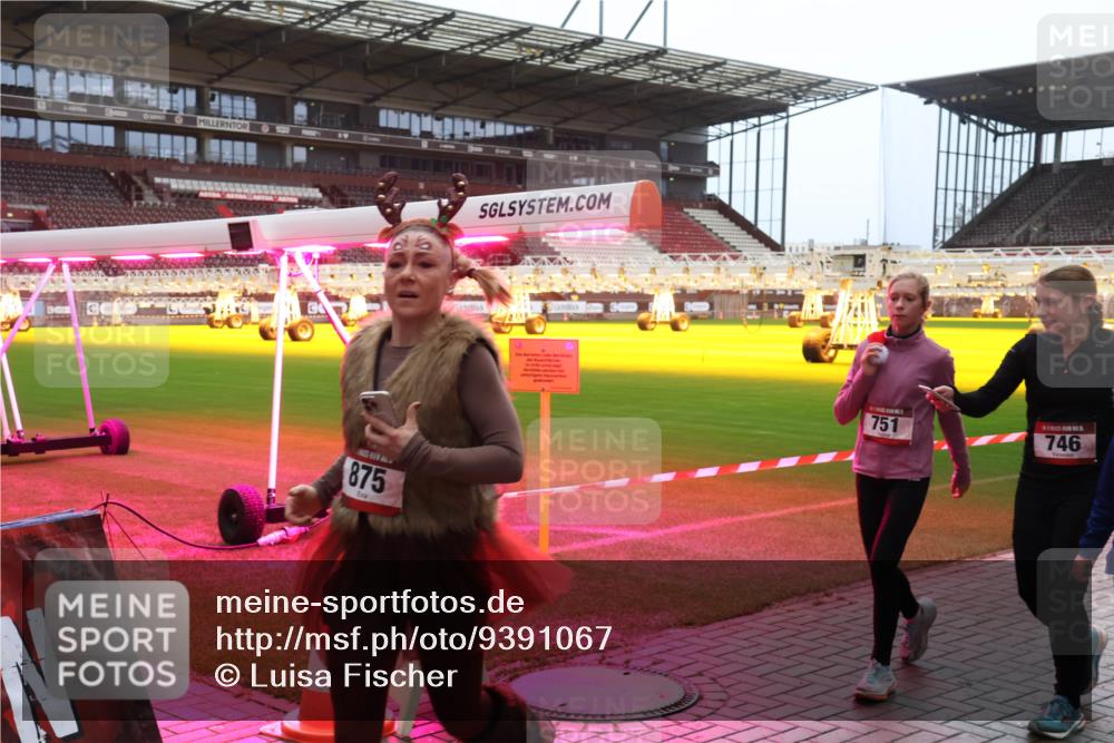 07.12.2025 - St. Pauli X-Mass-Run No. 15 Luisa Fischer http://msf.ph/oto/9391067 07.12.2025 11:03:42 Ziel 875, 751, 746, 61, 64, 102, 109, 151, 160, 186, 502, 574, 599, 602, 612, 748, 853, 875, 880, 953, 997, 1102, 1139, 1199, 1385, 1644, 1668, 1670, 1850, 4809 meine-sportfotos.de