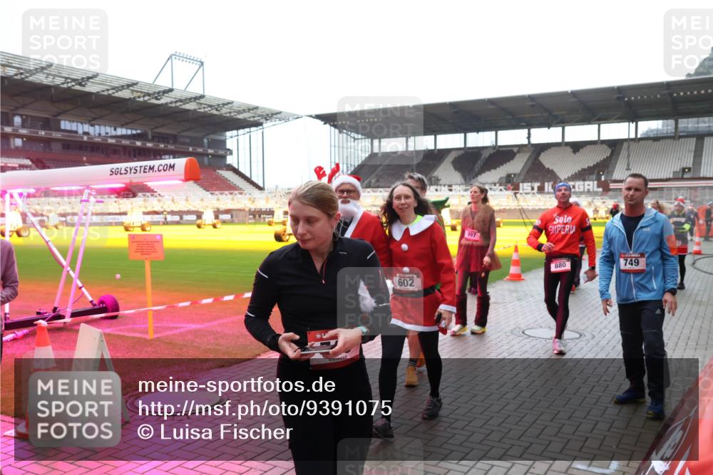 07.12.2025 - St. Pauli X-Mass-Run No. 15 Luisa Fischer http://msf.ph/oto/9391075 07.12.2025 11:03:45 Ziel 602, 997, 880, 749, 61, 64, 102, 109, 151, 160, 186, 502, 574, 599, 602, 612, 748, 853, 875, 880, 953, 997, 1102, 1139, 1199, 1385, 1551, 1644, 1668, 1670, 1850, 4809 meine-sportfotos.de