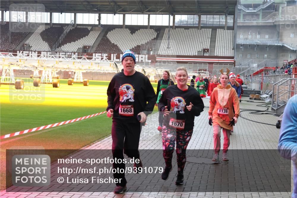 07.12.2025 - St. Pauli X-Mass-Run No. 15 Luisa Fischer http://msf.ph/oto/9391079 07.12.2025 11:04:01 Ziel 1668, 1670, 1139, 61, 64, 102, 109, 186, 297, 505, 514, 719, 748, 853, 1139, 1199, 1385, 1551, 1850, 1853, 1857, 1860 meine-sportfotos.de