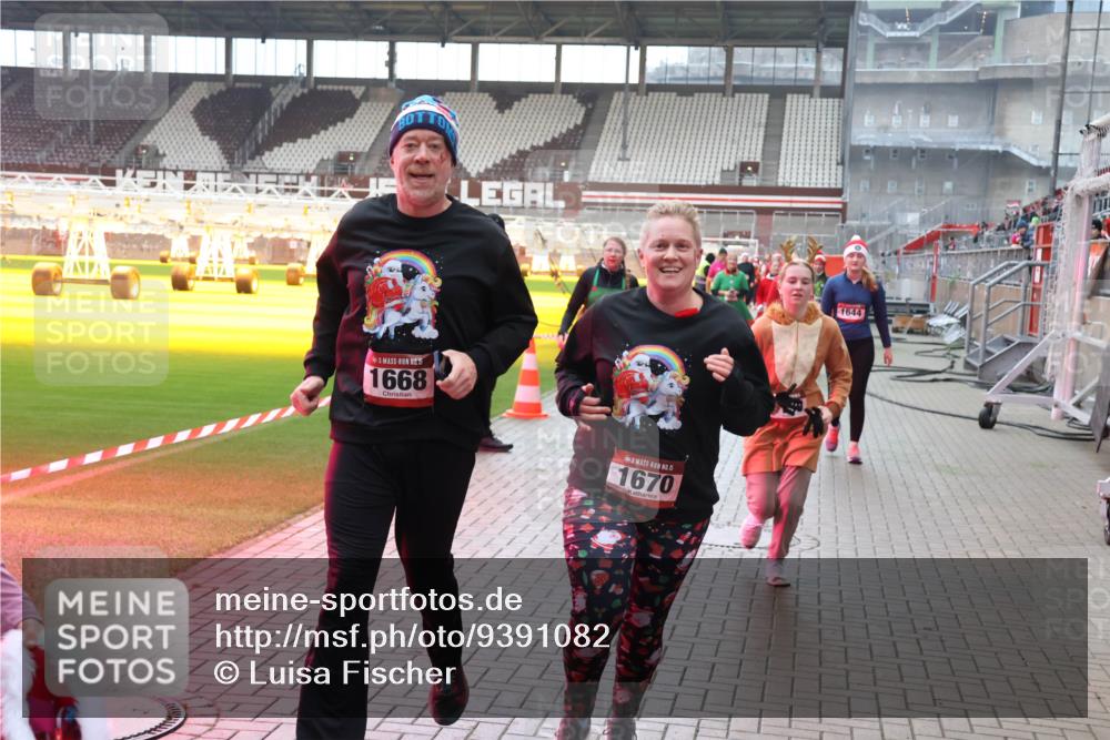 07.12.2025 - St. Pauli X-Mass-Run No. 15 Luisa Fischer http://msf.ph/oto/9391082 07.12.2025 11:04:01 Ziel 1668, 15, 1670, 1644, 61, 64, 102, 109, 186, 297, 505, 514, 719, 748, 853, 1139, 1199, 1385, 1551, 1850, 1853, 1857, 1860 meine-sportfotos.de