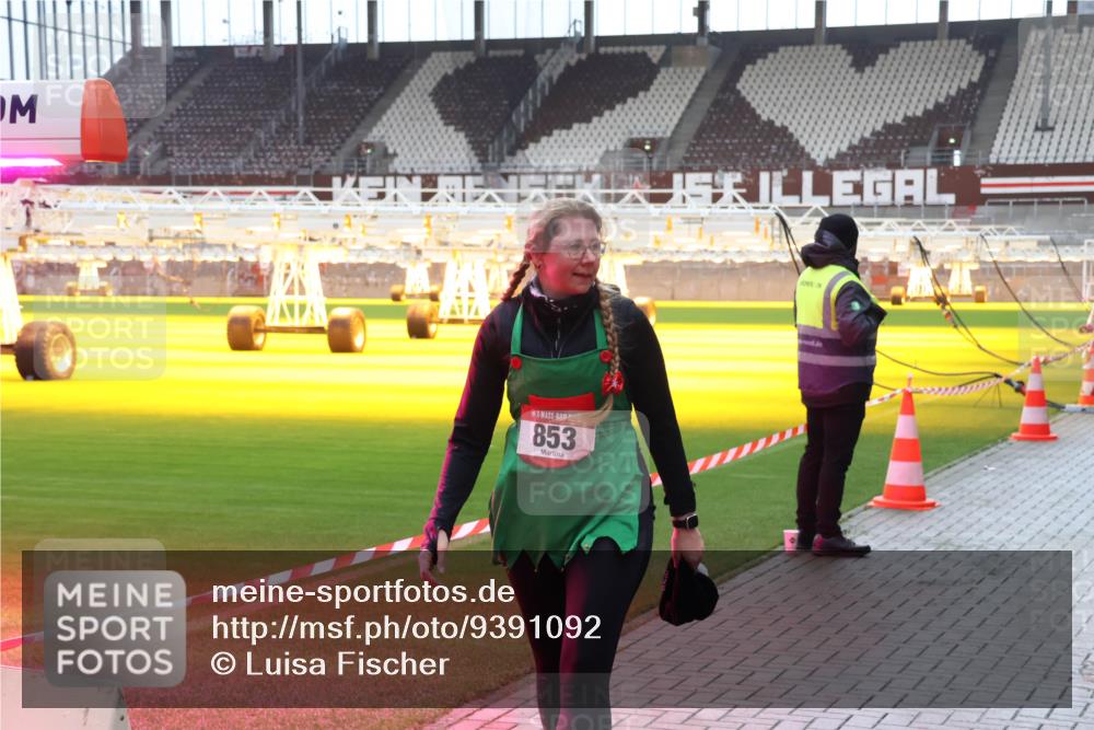 07.12.2025 - St. Pauli X-Mass-Run No. 15 Luisa Fischer http://msf.ph/oto/9391092 07.12.2025 11:04:05 Ziel 853, 61, 64, 102, 109, 186, 222, 297, 505, 514, 719, 748, 853, 1551, 1850, 1853, 1857, 1860 meine-sportfotos.de
