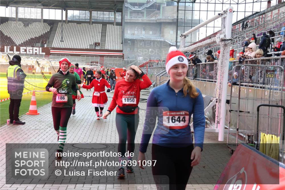 07.12.2025 - St. Pauli X-Mass-Run No. 15 Luisa Fischer http://msf.ph/oto/9391097 07.12.2025 11:04:08 Ziel 61, 186, 1850, 5, 1644, 292, 61, 64, 102, 109, 186, 222, 297, 505, 514, 719, 853, 1551, 1850, 1853, 1857, 1860 meine-sportfotos.de