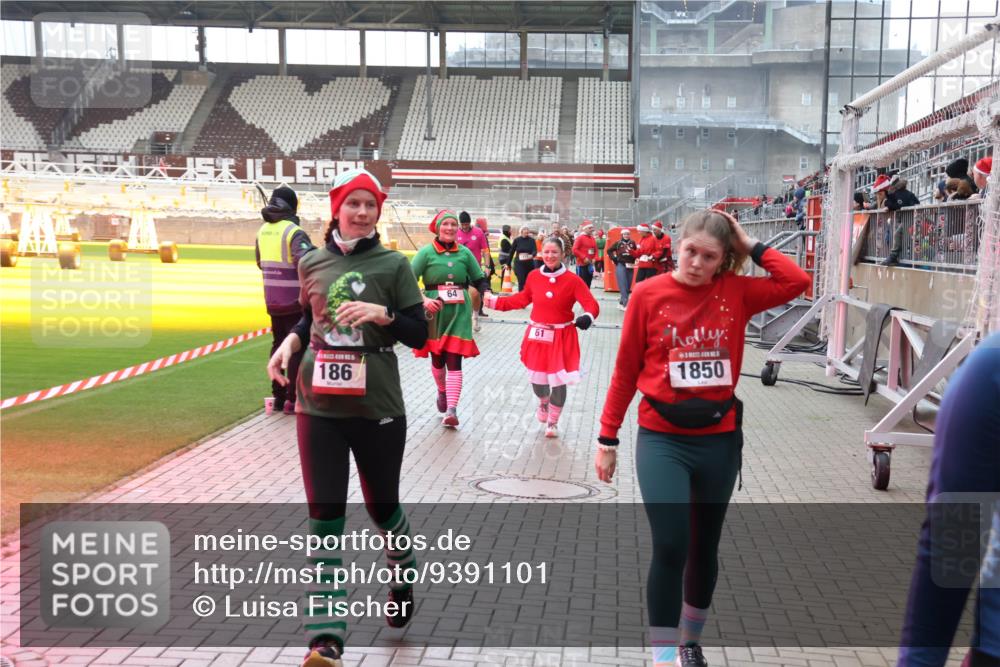 07.12.2025 - St. Pauli X-Mass-Run No. 15 Luisa Fischer http://msf.ph/oto/9391101 07.12.2025 11:04:09 Ziel 186, 64, 61, 1850, 61, 64, 102, 109, 186, 222, 297, 432, 505, 514, 719, 853, 1551, 1850, 1853, 1857, 1860 meine-sportfotos.de