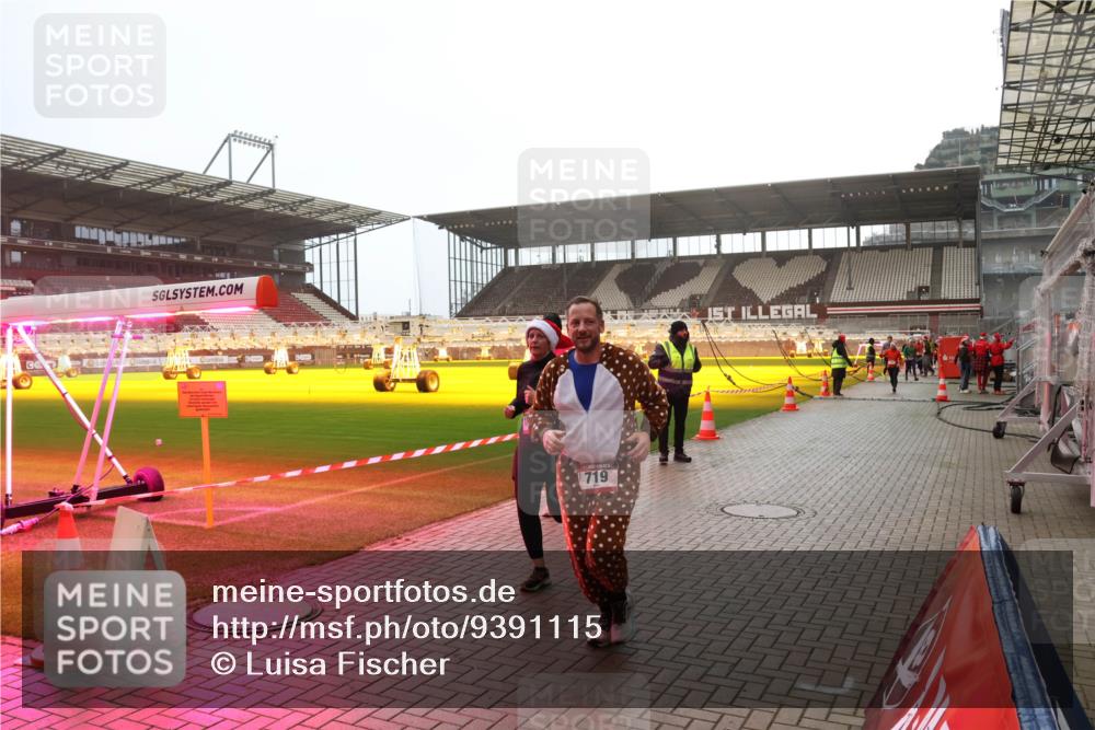 07.12.2025 - St. Pauli X-Mass-Run No. 15 Luisa Fischer http://msf.ph/oto/9391115 07.12.2025 11:04:19 Ziel 719, 102, 109, 215, 216, 222, 297, 432, 505, 514, 719, 734, 764, 1200, 1252, 1254, 1551, 1853, 1854, 1856, 1857, 1860 meine-sportfotos.de
