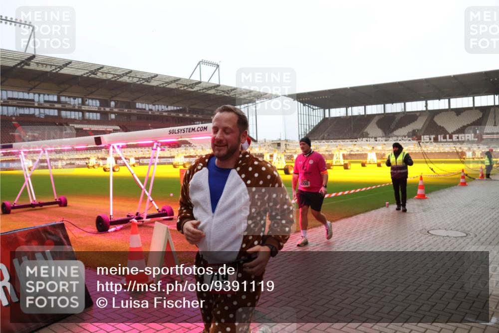 07.12.2025 - St. Pauli X-Mass-Run No. 15 Luisa Fischer http://msf.ph/oto/9391119 07.12.2025 11:04:20 Ziel 15, 719, 4000, 102, 109, 215, 216, 222, 297, 432, 505, 514, 719, 734, 764, 1200, 1252, 1254, 1401, 1551, 1695, 1853, 1854, 1856, 1857, 1860 meine-sportfotos.de