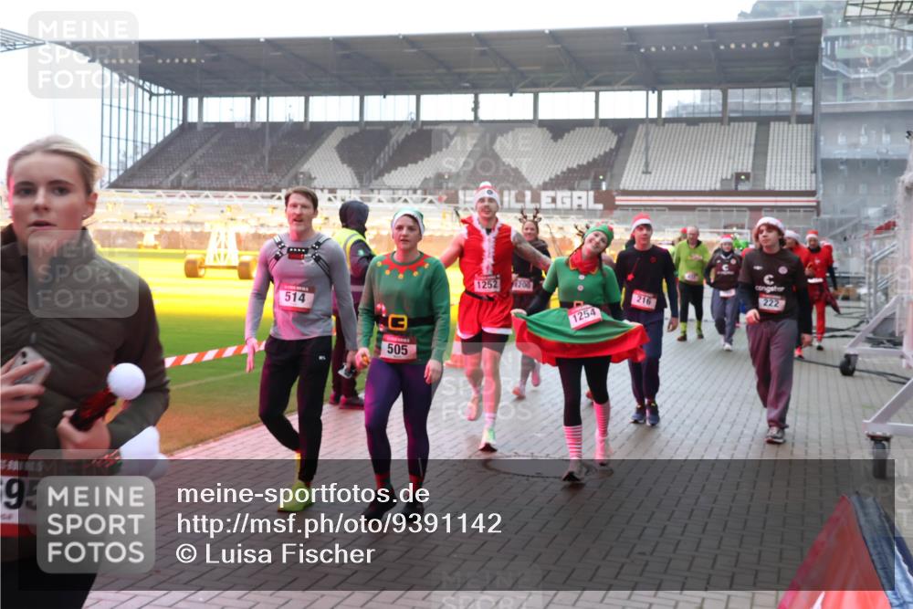 07.12.2025 - St. Pauli X-Mass-Run No. 15 Luisa Fischer http://msf.ph/oto/9391142 07.12.2025 11:04:40 Ziel 95, 514, 505, 1252, 1200, 1254, 216, 222, 126, 215, 216, 222, 285, 305, 432, 700, 702, 719, 734, 740, 764, 1200, 1252, 1254, 1401, 1695, 1766, 1769, 1852, 1853, 1854, 1856, 1857, 1860 meine-sportfotos.de