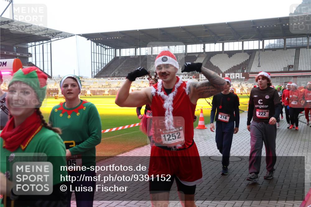 07.12.2025 - St. Pauli X-Mass-Run No. 15 Luisa Fischer http://msf.ph/oto/9391152 07.12.2025 11:04:42 Ziel 05, 120, 50, 1252, 216, 222, 139, 126, 215, 216, 222, 285, 305, 361, 395, 432, 700, 702, 719, 734, 740, 764, 1200, 1252, 1254, 1401, 1643, 1695, 1766, 1769, 1852, 1853, 1854, 1856, 1857, 1860 meine-sportfotos.de