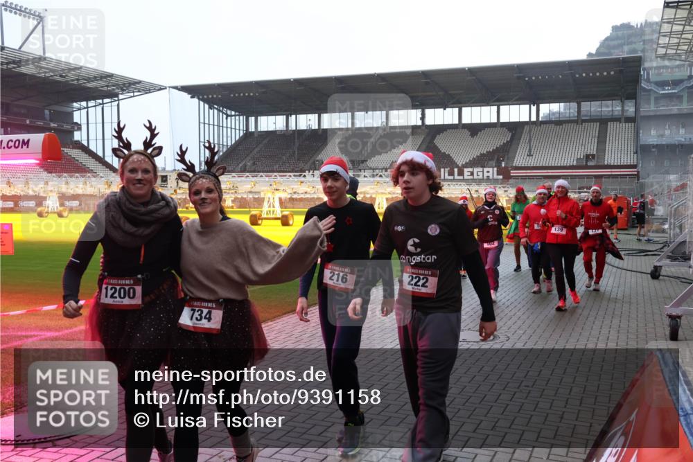 07.12.2025 - St. Pauli X-Mass-Run No. 15 Luisa Fischer http://msf.ph/oto/9391158 07.12.2025 11:04:44 Ziel 15, 1200, 15, 734, 216, 222, 5, 1, 102, 139, 126, 215, 216, 222, 285, 305, 361, 395, 432, 700, 702, 719, 734, 740, 764, 1200, 1252, 1254, 1401, 1643, 1695, 1766, 1769, 1852, 1853, 1854, 1856, 1857, 1860 meine-sportfotos.de