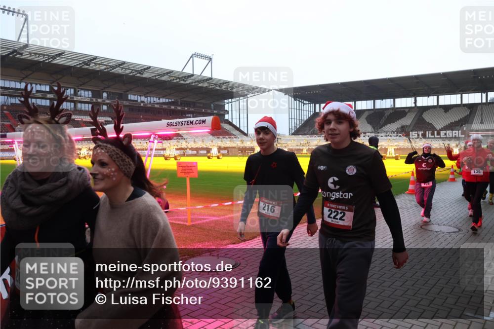 07.12.2025 - St. Pauli X-Mass-Run No. 15 Luisa Fischer http://msf.ph/oto/9391162 07.12.2025 11:04:45 Ziel 15, 00, 216, 222, 15, 102, 139, 126, 215, 216, 222, 285, 305, 361, 395, 432, 700, 702, 719, 734, 740, 764, 1200, 1252, 1254, 1401, 1643, 1695, 1766, 1769, 1852, 1853, 1854, 1856, 1857, 1860, 2791 meine-sportfotos.de