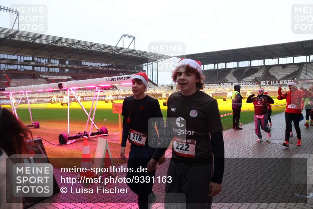 07.12.2025 - St. Pauli X-Mass-Run No. 15 Luisa Fischer http://msf.ph/oto/9391163 07.12.2025 11:04:45 Ziel 216, 15, 222, 139, 102, 126, 215, 216, 222, 285, 305, 361, 395, 432, 700, 702, 719, 734, 740, 764, 1200, 1252, 1254, 1401, 1643, 1695, 1766, 1769, 1852, 1853, 1854, 1856, 1857, 1860, 2791 meine-sportfotos.de
