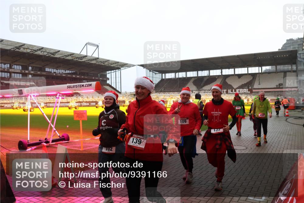 07.12.2025 - St. Pauli X-Mass-Run No. 15 Luisa Fischer http://msf.ph/oto/9391166 07.12.2025 11:04:47 Ziel 109, 15, 139, 102, 285, 132, 126, 215, 216, 222, 285, 305, 361, 395, 432, 700, 702, 734, 740, 764, 1200, 1252, 1254, 1401, 1643, 1695, 1766, 1769, 1852, 1854, 1856, 2791, 3719 meine-sportfotos.de