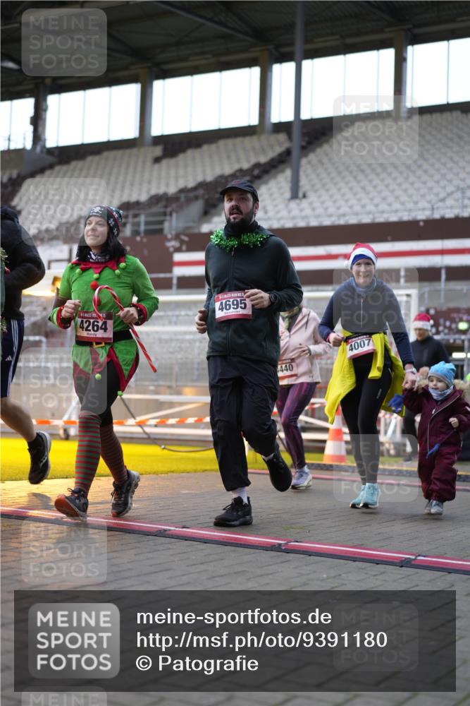 07.12.2025 - St. Pauli X-Mass-Run No. 15 Patografie http://msf.ph/oto/9391180 07.12.2025 10:29:23 Ziel 450, 458, 1039, 1373, 1548, 1550, 1677, 1842, 2001, 3080, 3115, 3470, 4007, 4009, 4264, 4266, 4293, 4296, 4440, 4531, 4695 meine-sportfotos.de
