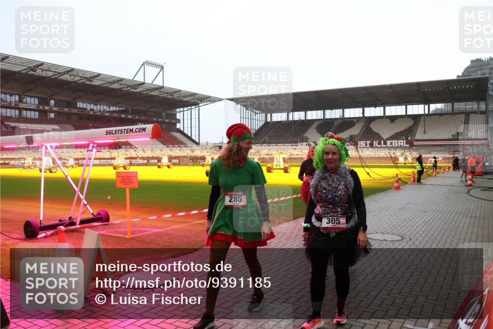 07.12.2025 - St. Pauli X-Mass-Run No. 15 Luisa Fischer http://msf.ph/oto/9391185 07.12.2025 11:04:54 Ziel 285, 305, 33, 126, 215, 216, 285, 305, 361, 395, 432, 700, 702, 734, 740, 764, 1200, 1252, 1254, 1401, 1643, 1695, 1766, 1769, 1852, 1854, 1856, 2791, 2919, 3719, 4561, 4563, 4565, 4567, 4569, 4570, 4571, 4576 meine-sportfotos.de